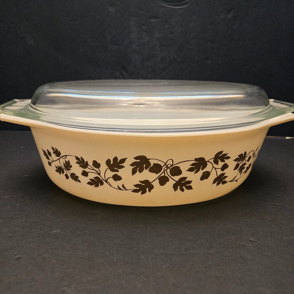 PYREX 2 1/2 COVERED CASSEROLE OAK LEAVES